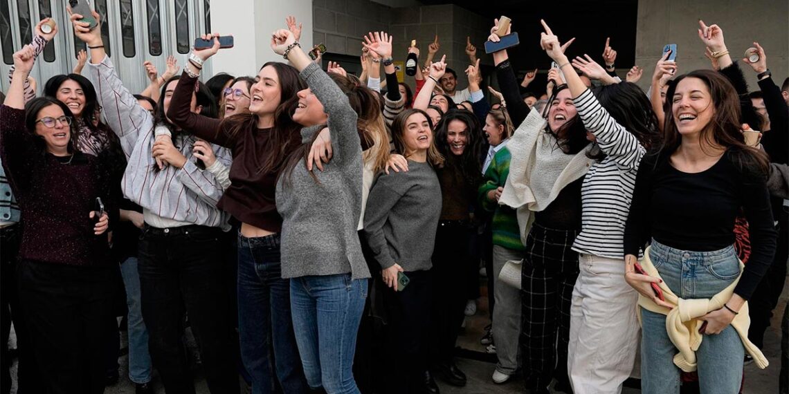 La alegría, el champán y la euforia se desatan en Vigo con la Lotería de Navidad, "estamos muy felices"