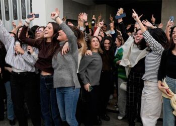 La alegría, el champán y la euforia se desatan en Vigo con la Lotería de Navidad, "estamos muy felices"