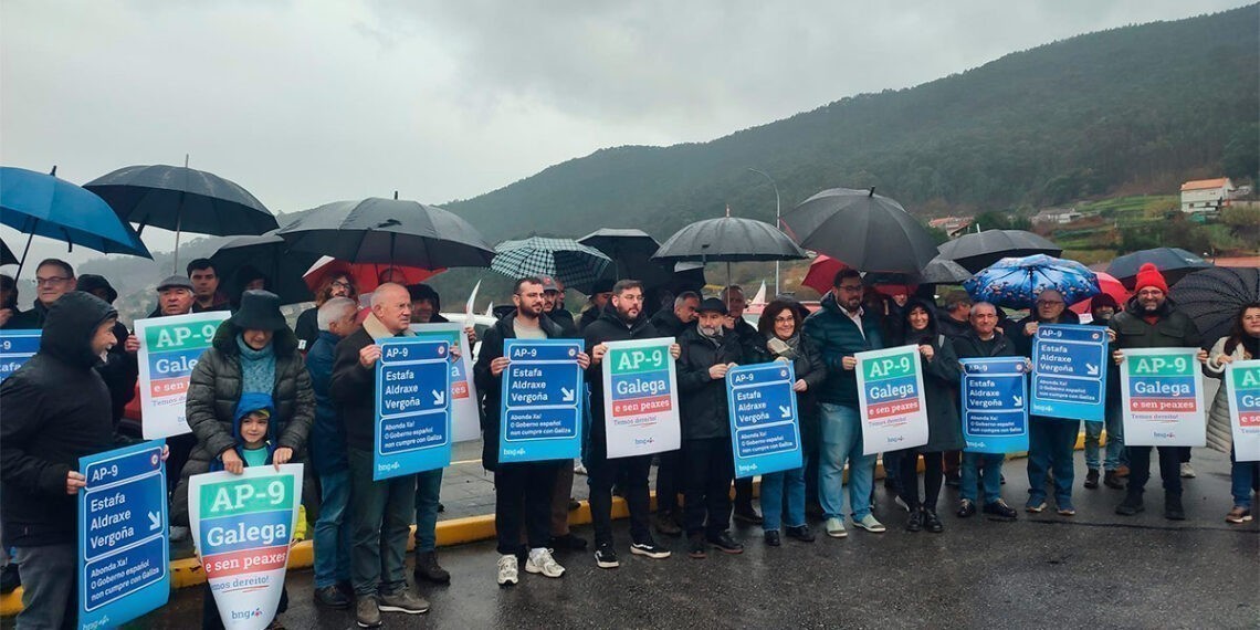 Protesta en pleno peaje de la AP-9 en Vilaboa para exigir el "fin inmediato" de la concesión de la autopista