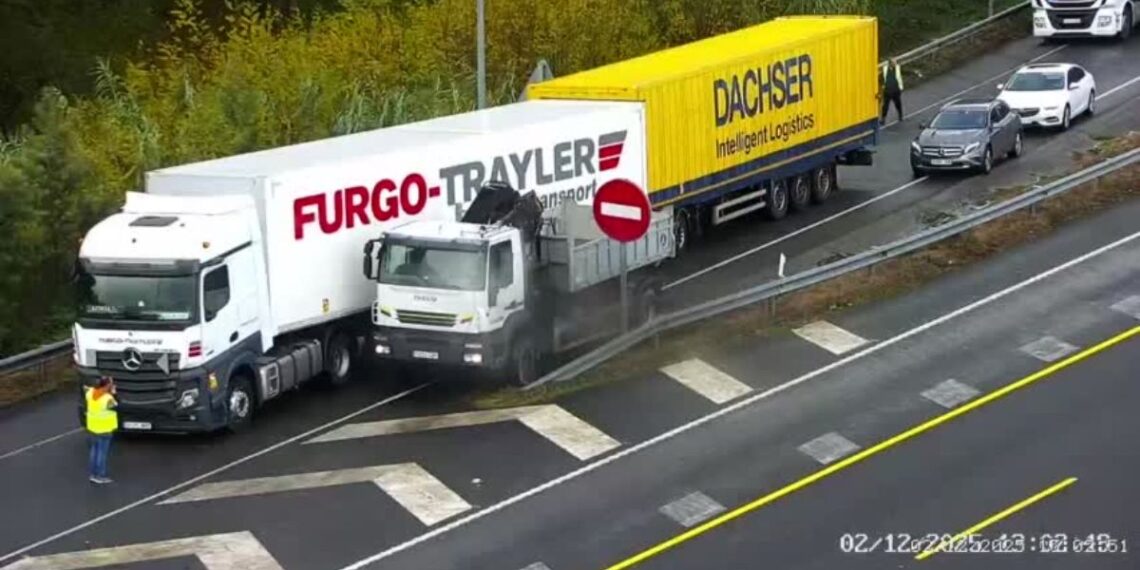 Un camión atravesado en la carretera provoca importantes retenciones en Vigo