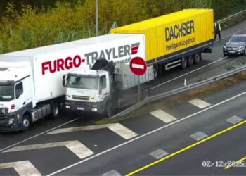 Un camión atravesado en la carretera provoca importantes retenciones en Vigo