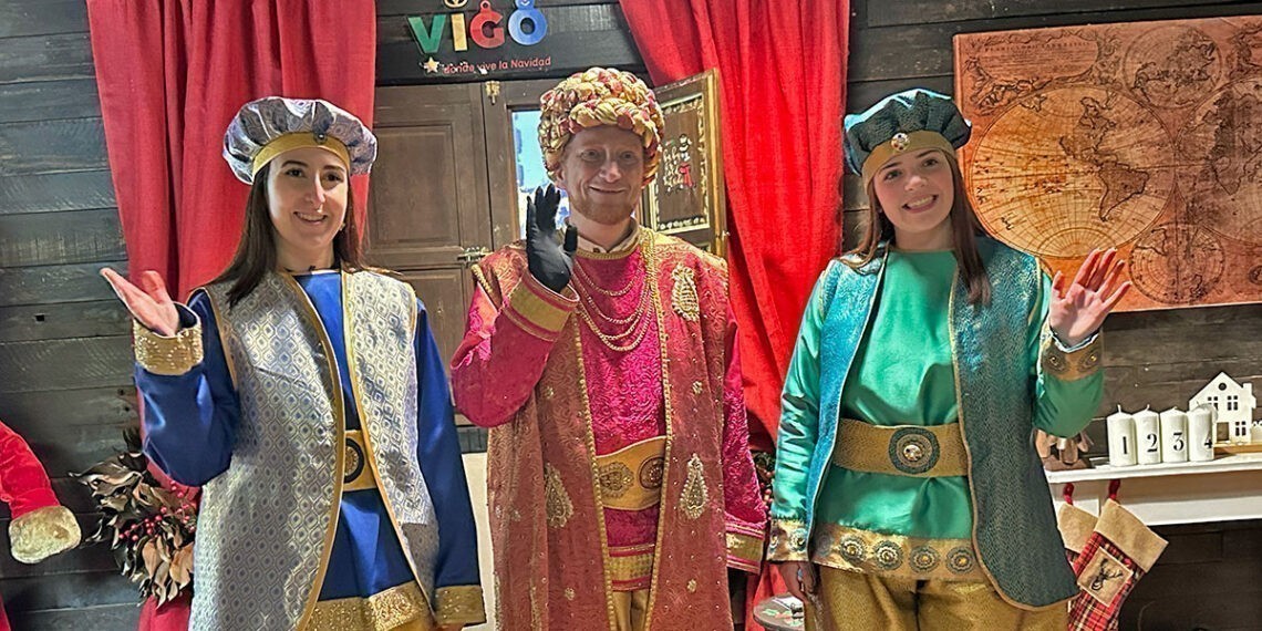 El Cartero Real llega a la Casa de Nadal y anuncia que los Reyes Magos empezarán a repartir en Vigo
