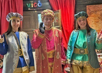 El Cartero Real llega a la Casa de Nadal y anuncia que los Reyes Magos empezarán a repartir en Vigo
