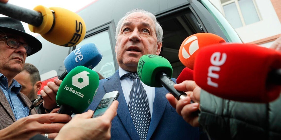 José Tomé tacha de "falsas" las denuncias por supuesto acoso, que desconocía, y anuncia medidas legales