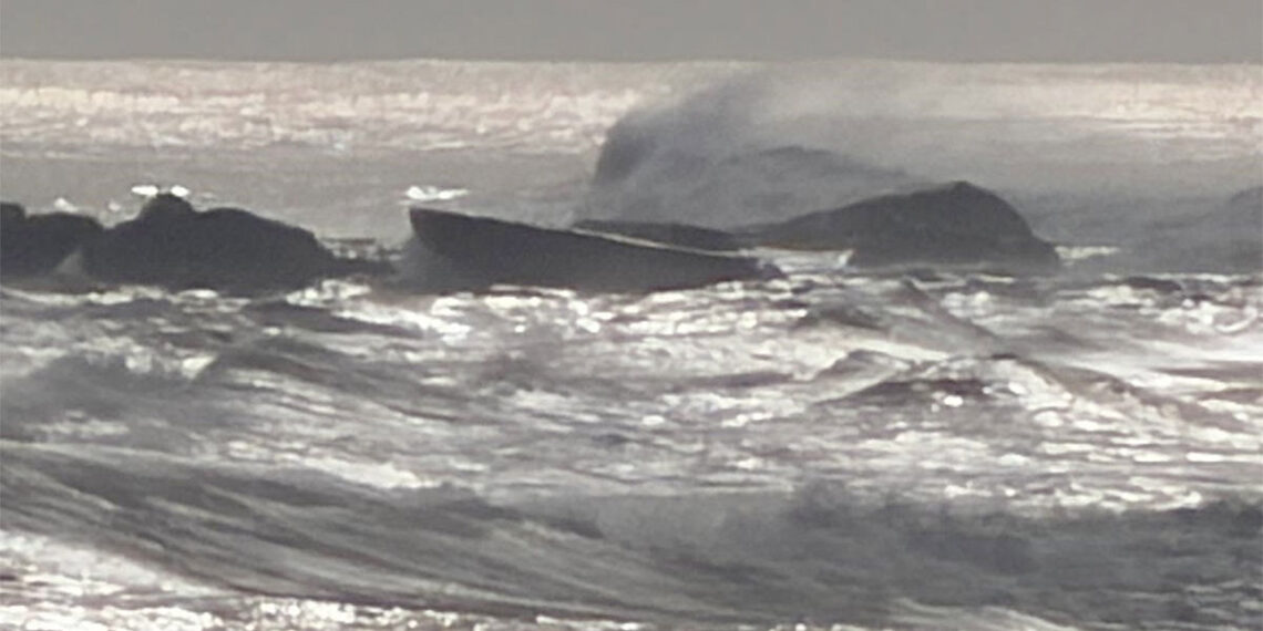 Siguen desaparecidos tres marineros del pesquero hundido entre Galicia y Portugal