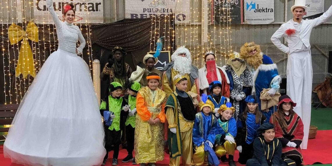 Batalla de bolas gigantes, hinchables y chocolate en la original Cabalgata de Reyes a un paso de Vigo
