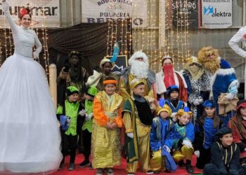 Batalla de bolas gigantes, hinchables y chocolate en la original Cabalgata de Reyes a un paso de Vigo