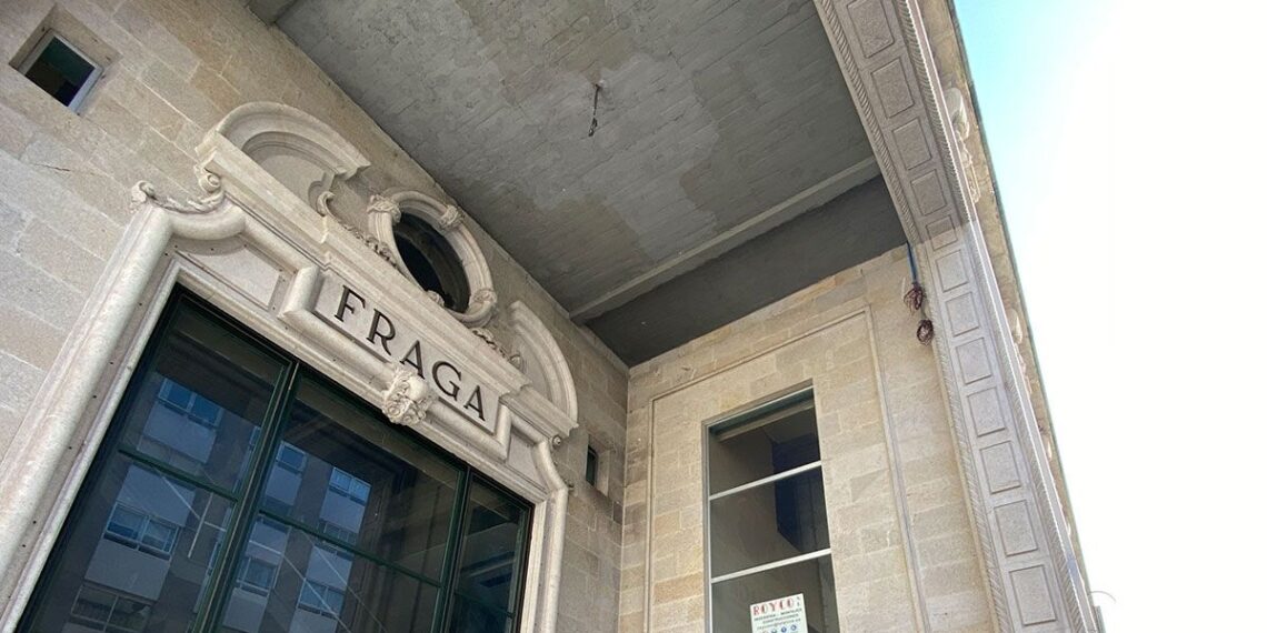 Las visitas guiadas y gratuitas al Teatro Cine Fraga, el viaje nostálgico que arrasa en el centro de Vigo