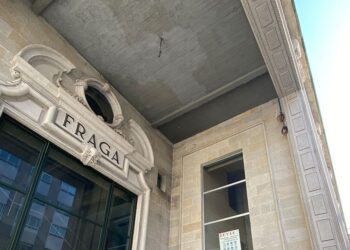 Las visitas guiadas y gratuitas al Teatro Cine Fraga, el viaje nostálgico que arrasa en el centro de Vigo