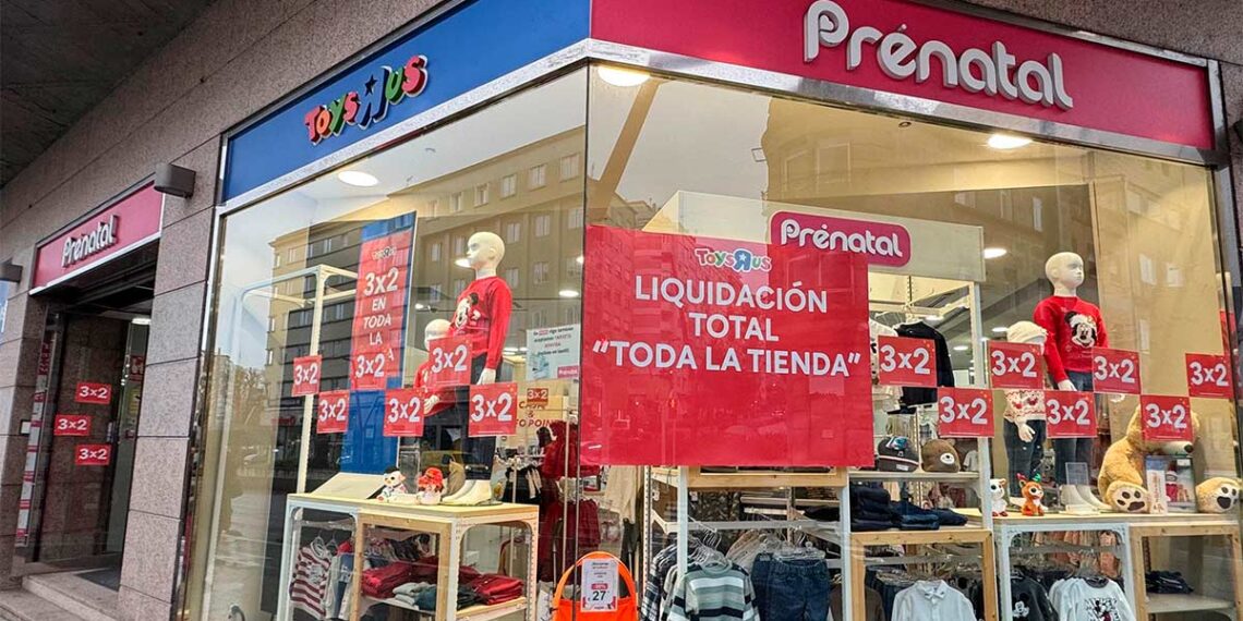 Liquidación total de una de las tiendas más míticas de Vigo: Toys R Us se despide de Camelias