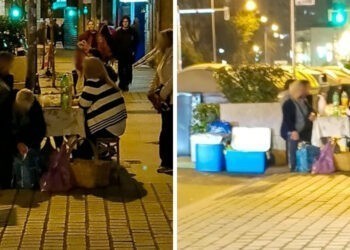 Insólita imagen de unos turistas en la Navidad de Vigo montando un picnic en la acera