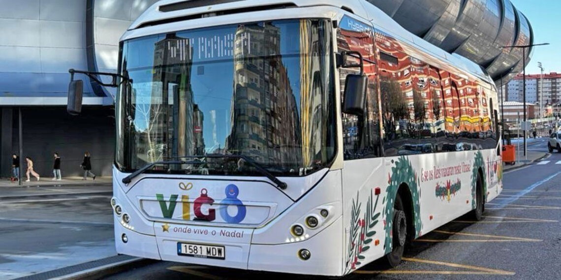 Vitrasa lanza un bus blanco para las rutas regulares por Vigo con decoración especial