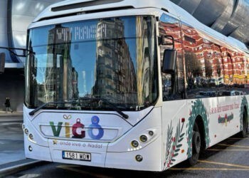 Vitrasa lanza un bus blanco para las rutas regulares por Vigo con decoración especial
