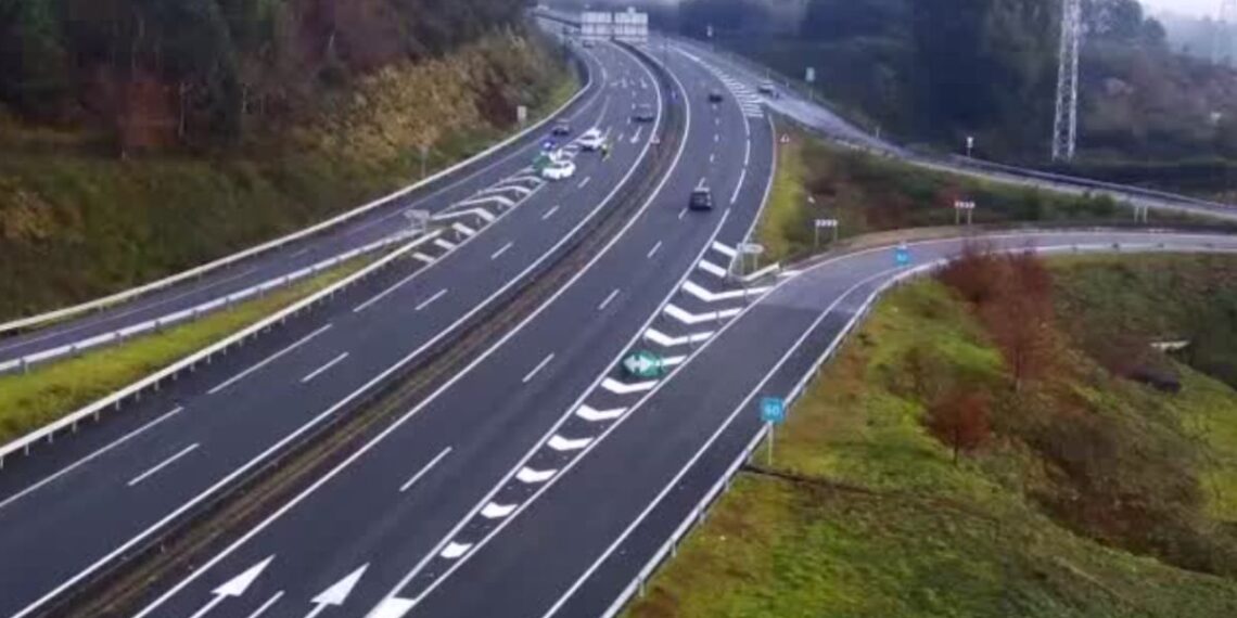 Cortada la AP-9 en sentido Vigo por un accidente con un camión de mercancías peligrosas