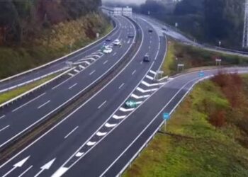 Cortada la AP-9 en sentido Vigo por un accidente con un camión de mercancías peligrosas
