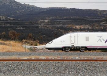 Adif limita la velocidad en 28 kilómetros del AVE en Galicia tras el aviso de los maquinistas