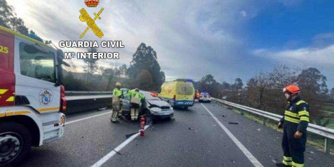 Cortada la AP-9 en sentido Vigo por un accidente con un camión de mercancías peligrosas