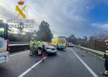Cortada la AP-9 en sentido Vigo por un accidente con un camión de mercancías peligrosas