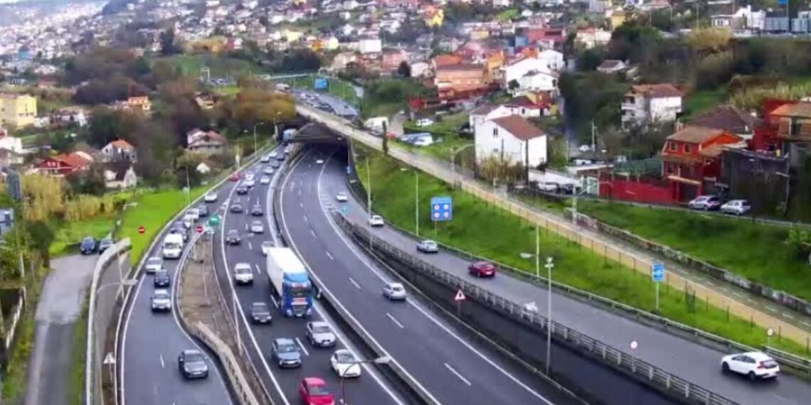 Colas kilométricas en la entrada de Vigo por la AP-9 tras la colisión de dos coches