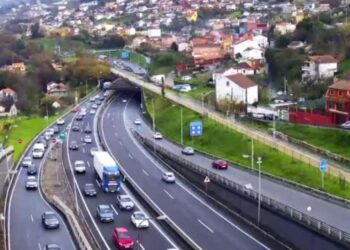 Colas kilométricas en la entrada de Vigo por la AP-9 tras la colisión de dos coches