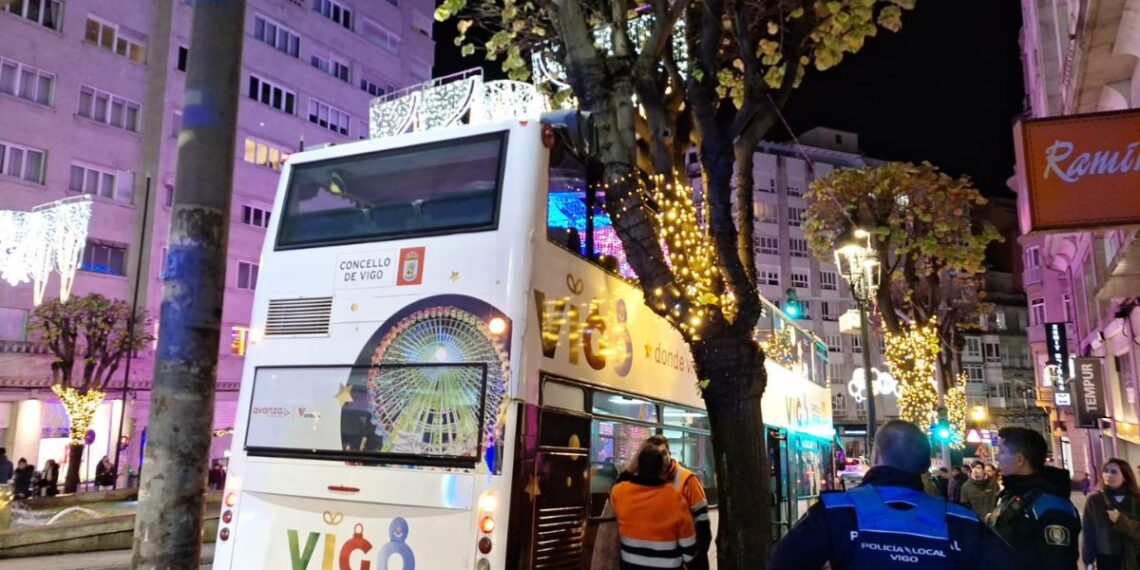 Susto en el autobús de la Navidad de Vigo tras impactar contra la rama de un árbol
