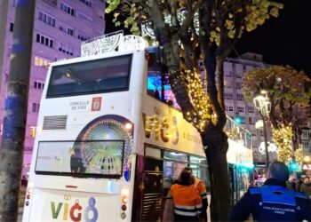 Susto en el autobús de la Navidad de Vigo tras impactar contra la rama de un árbol