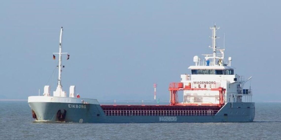 Remolcan a Vigo un barco que quedó a la deriva frente a Portugal tras una avería