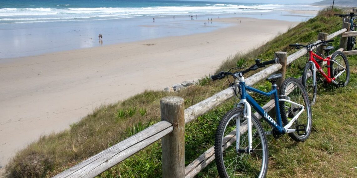 Galicia pone en marcha una inmensa senda de más de 1.300 kilómetros por su costa, a pie y en bici