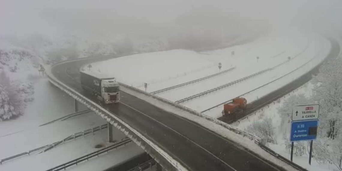 La DGT levanta las limitaciones de circulación impuestas por la nieve en la A-52