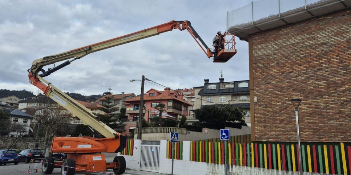 Goteras, frío, conexión a internet y riesgos, Redondela carga contra la Xunta por los centros escolares
