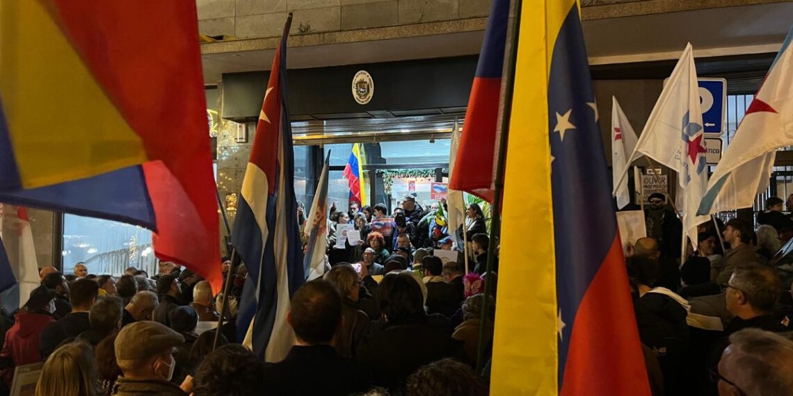Una concentración en Vigo dice "no a la guerra" en Venezuela tras el ataque de EEUU