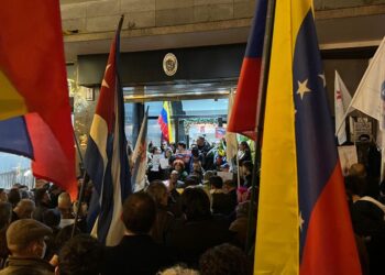 Una concentración en Vigo dice "no a la guerra" en Venezuela tras el ataque de EEUU