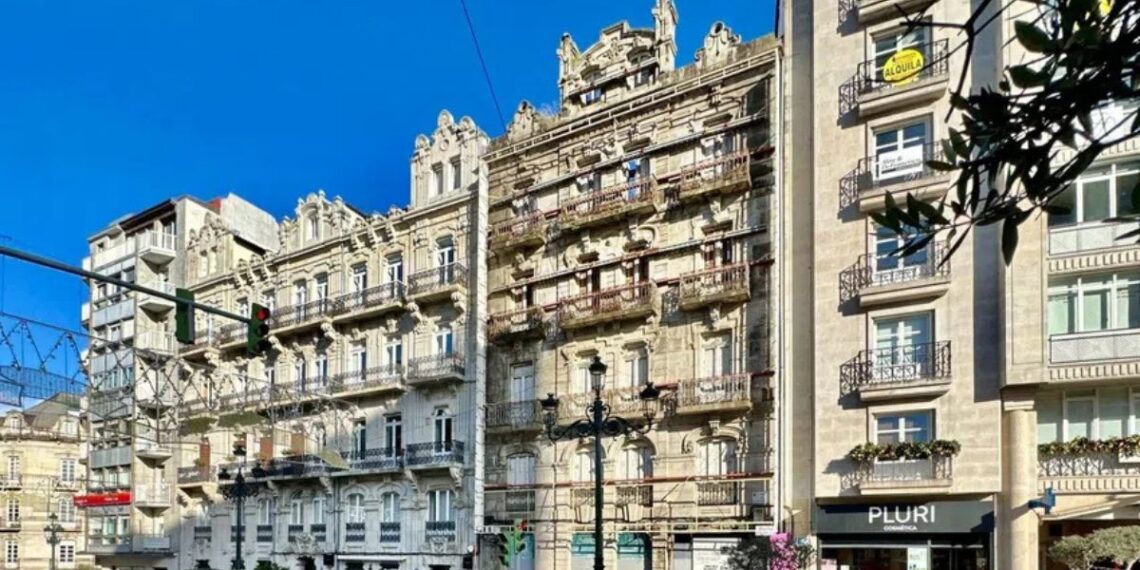 A la venta el histórico "edificio fantasma" del centro de Vigo con proyecto para una nueva vida