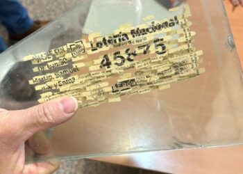 Un vecino de O Porriño reconstruye el boleto premiado de El Niño que trituró por error