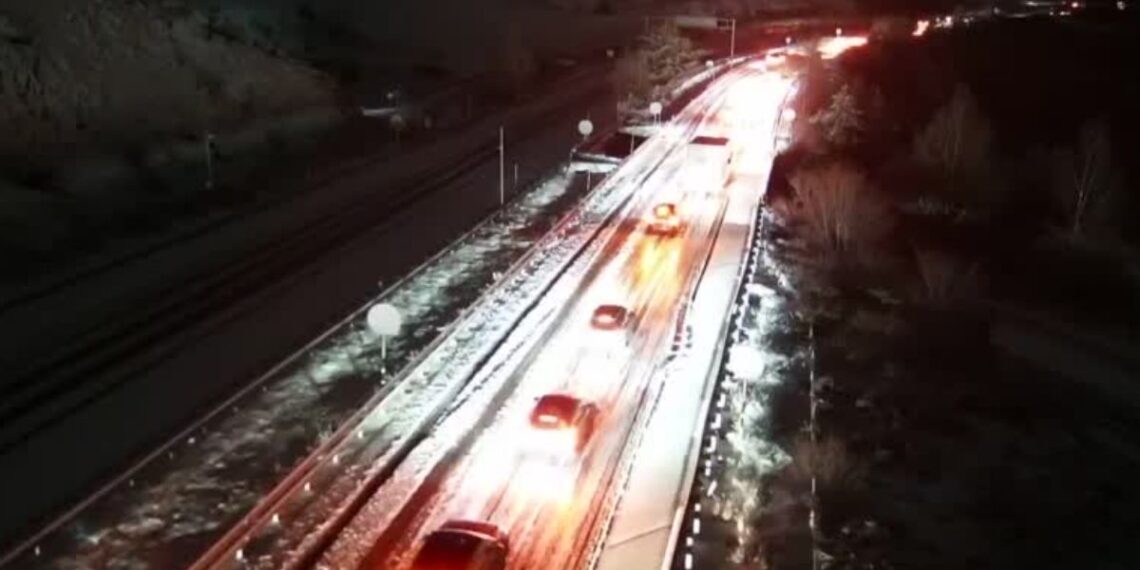 La nieve obliga a cortar el tráfico en la A-52 en la entrada de Galicia