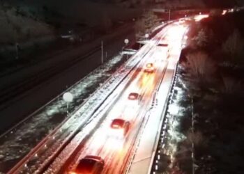 La nieve obliga a cortar el tráfico en la A-52 en la entrada de Galicia