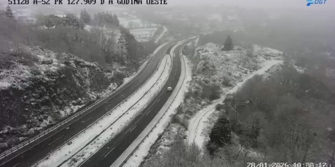 La nieve cubre de blanco Galicia y vuelve a dejar restricciones de tráfico en sus carreteras