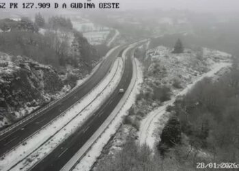 La nieve cubre de blanco Galicia y vuelve a dejar restricciones de tráfico en sus carreteras