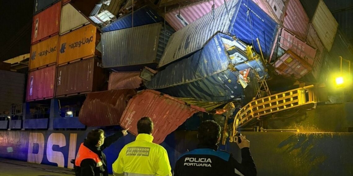 El temporal deja un portacontenedores con la carga colgando en el puerto de Vigo