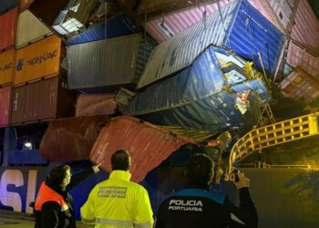 El temporal deja un portacontenedores con la carga colgando en el puerto de Vigo