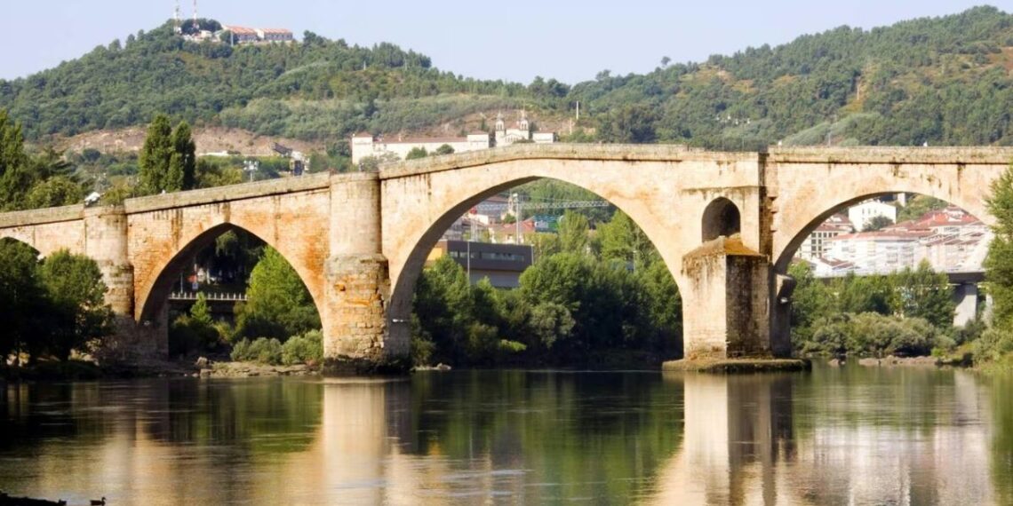 El influencer de la arquitectura vuelve a Galicia para analizar esta ciudad: "Se nos fue la olla"