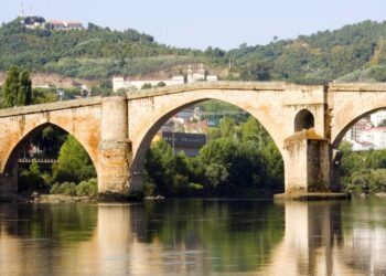El influencer de la arquitectura vuelve a Galicia para analizar esta ciudad: "Se nos fue la olla"