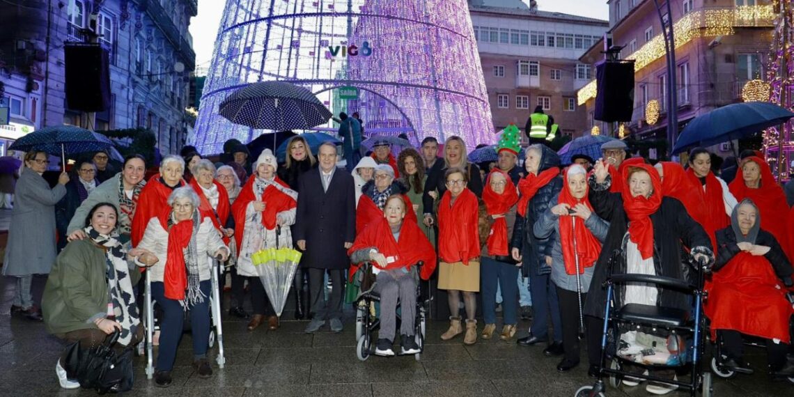 Los taxistas muestran la Navidad de Vigo a usuarios de residencias de mayores en su viaje más solidario