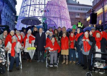 Los taxistas muestran la Navidad de Vigo a usuarios de residencias de mayores en su viaje más solidario