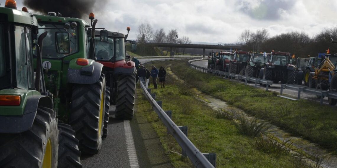 Cortada de nuevo la A-52 en Galicia por las protestas de los tractoristas