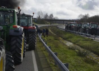 Cortada de nuevo la A-52 en Galicia por las protestas de los tractoristas