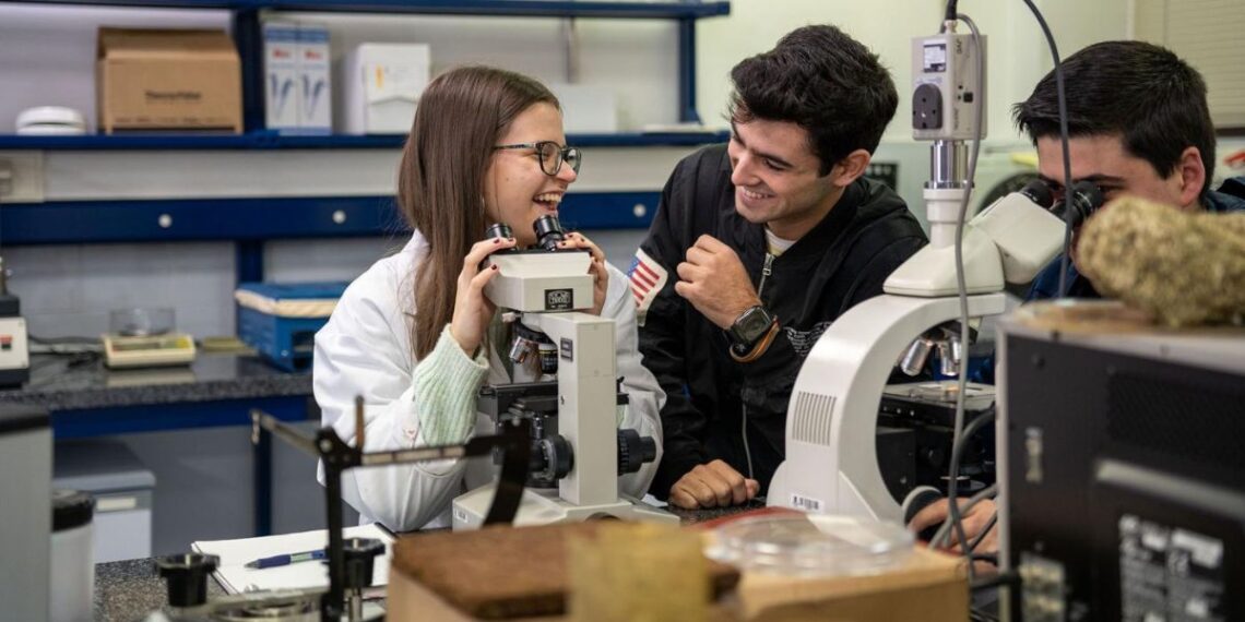 La UVigo se sitúa como una de las 400 mejores universidades del mundo en estas titulaciones