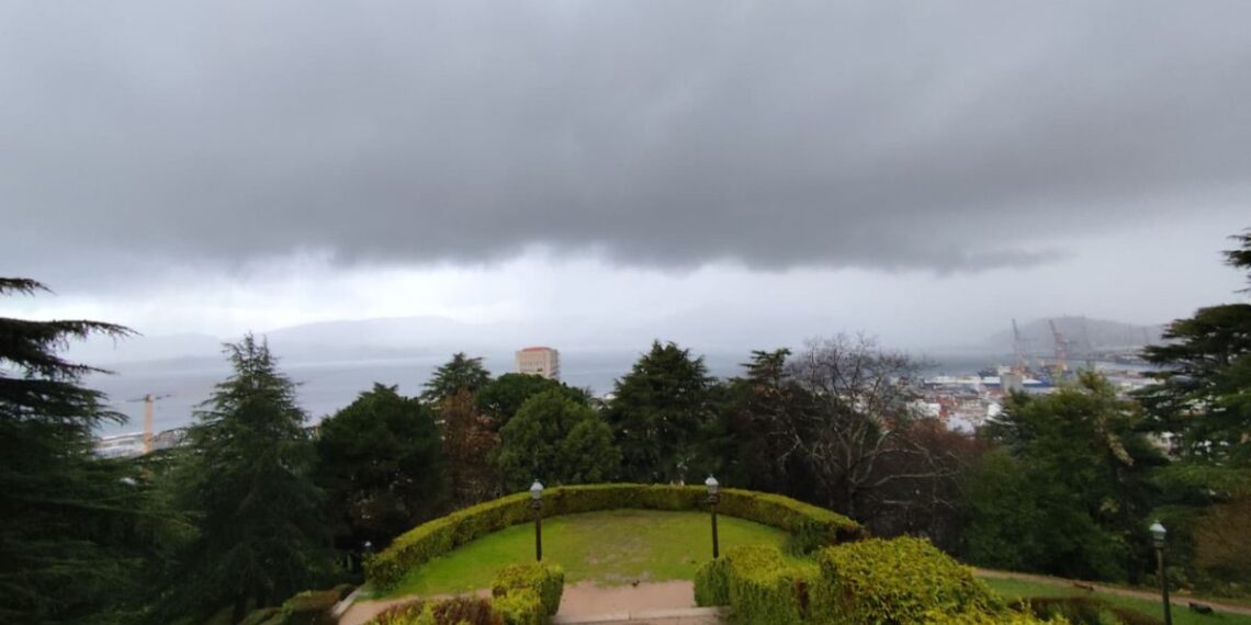 Vigo despide la semana con lluvias y en alerta naranja por oleaje y viento en el mar