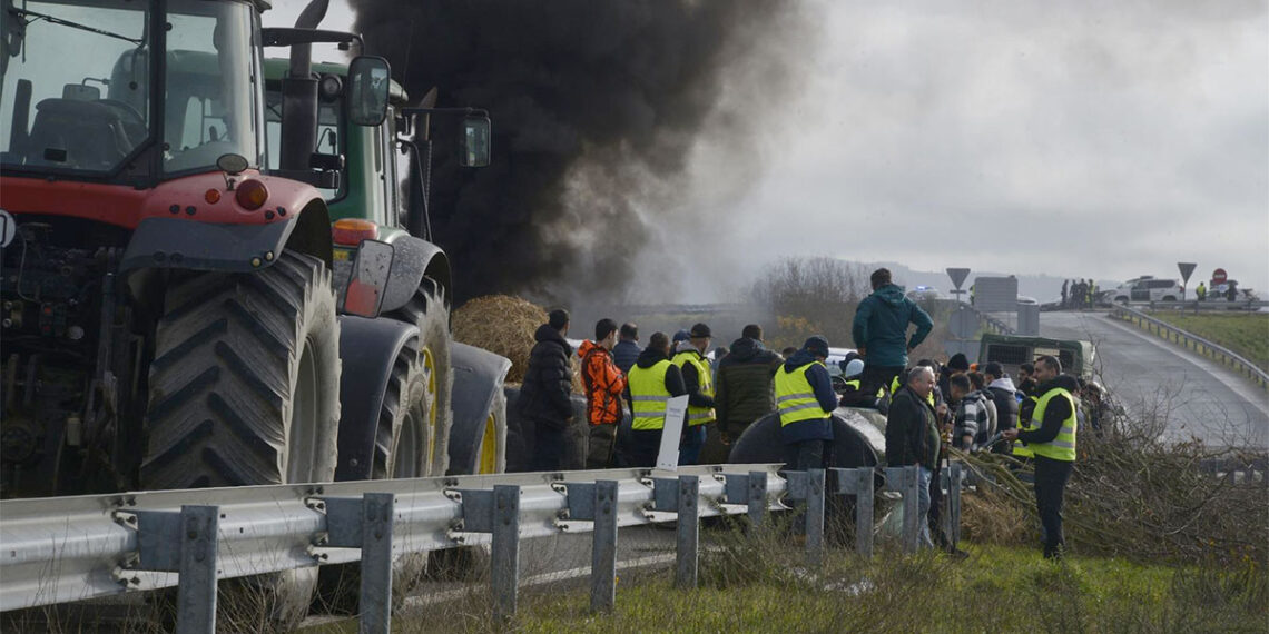 La A-52 suma más de 24 horas cortada completamente en Galicia por las protestas de agricultores