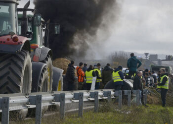 La A-52 suma más de 24 horas cortada completamente en Galicia por las protestas de agricultores
